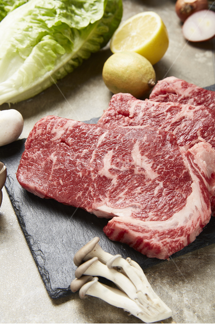 소고기,한우,스테이크,음식,steak,beaf,요리,raw,red,food,마블링,레몬,lemon,meat,육류,생고기,소,cow,closeup,cutsection,단면,잘라진,명절선물,선물,명절,음식,식재료,요리,food,cook,meal,dishes,food reserves,육류,고기,meat