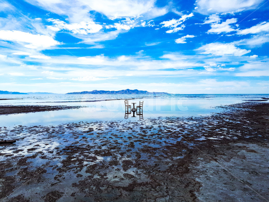 소금,자연,옥외,평지,바닥,솔트레이크,전경,풍경,광경,하늘,salt,소금호수,saltlake,sky,cloud,구름,하얀구름,적운,수평선,펄밭,뻘밭,소금물,푸른하늘,걸상,테이블,의자,물,바다,sea,감성,컴퓨터배경사진,배경사진,배경,풍경사진,백그라운드,배경이미지,풍경이미지,엽서사진