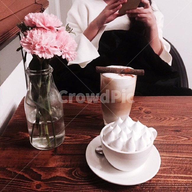 카페,휘핑크림,커피,커피타임,coffee,cafe,whippedcream,coffeetime,coffeebreak,카푸치노,cappuccino,viennacoffee,비엔나커피,꽃,flower,꽃병,vase,pinkflower,분홍,시나몬,cinnamon,테이블,table,wooden,woodentable,커피,카페,coffee,cafe,감성,sensible,feeling