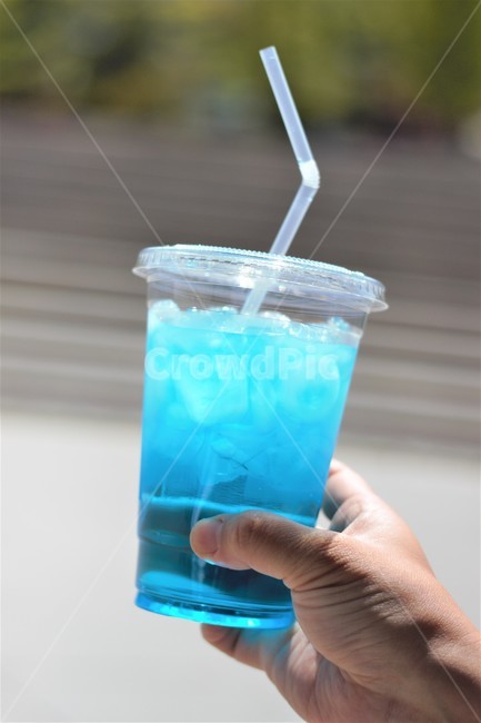 음료수,음료,에이드,손,여름,블루,blue,summer,블루레몬에이드,레몬에이드,lemonade,시원한,상쾌한,차가운,cool,refresh,리프레쉬,빨대,straw,beverage,컵,cup,투명한,transparent,야외,드링킹,drinking,drink,closeup,클로즈업,ice,아이스,여름,계절,summer,season,음료수,drink,beverage,레몬 에이드,마실 것,음주