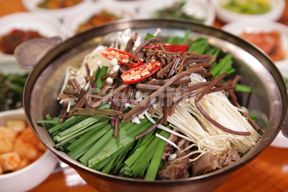 food,음식,부추,돼지고기,전골,나물,고추,음식,식재료,요리,food,cook,meal,dishes,food reserves,한식,한국음식,한국요리,korean food,korean dishes,korean meal,korean cook
