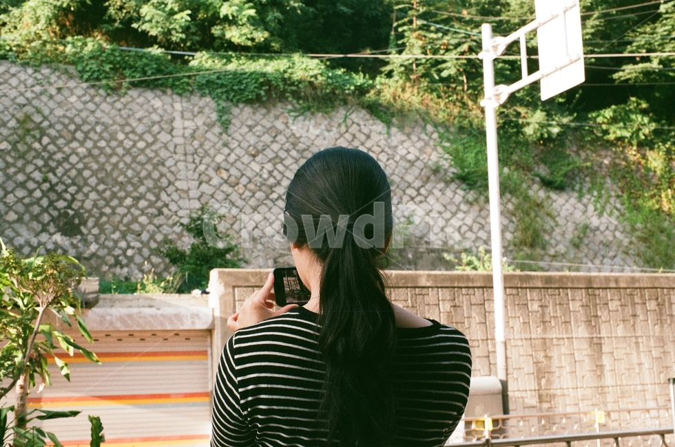 여자,사람,뒷모습,핸드폰,사진촬영,girl,road,street,takingpicture,phone