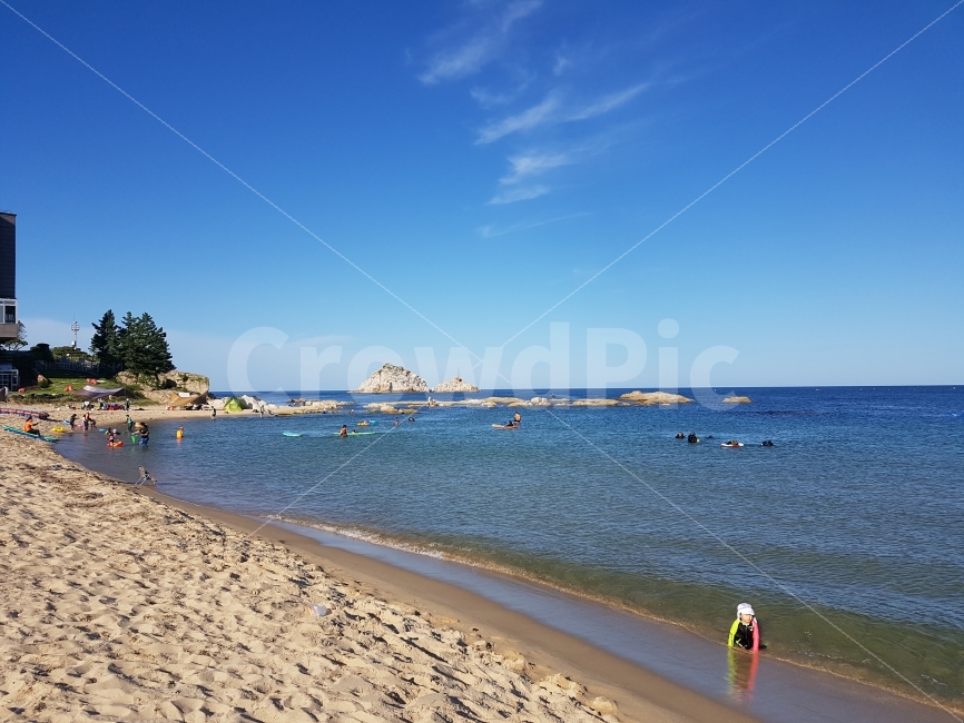 해수욕장,바다,청명,맑은하늘,여행,자연,풍경,nature,landscape,여름,계절,summer,season,해변,바다,beach,sea,여행,휴가,traveling,vacation,trip,ocean,대양,outdoors,옥외,water,물,shoreline,해안선,land,땅