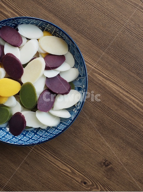 가래떡,떡국떡,떡,오색,오색떡국떡,설날음식,명절음식,오래된,식품및음료,한국음식,한국문화,음식,동아시아문화,건강한식생활,웰빙,문화,아시아,아시아음식,흰색,대한민국,접시,모양,전통,한국,설날,젓가락,한국전통,한국문화,korean traditional,korean culture,음식,식재료,요리,food,cook,meal,dishes,food reserves,한식,한국음식,한국요리,korean food,korean dishes,korean meal,korean cook