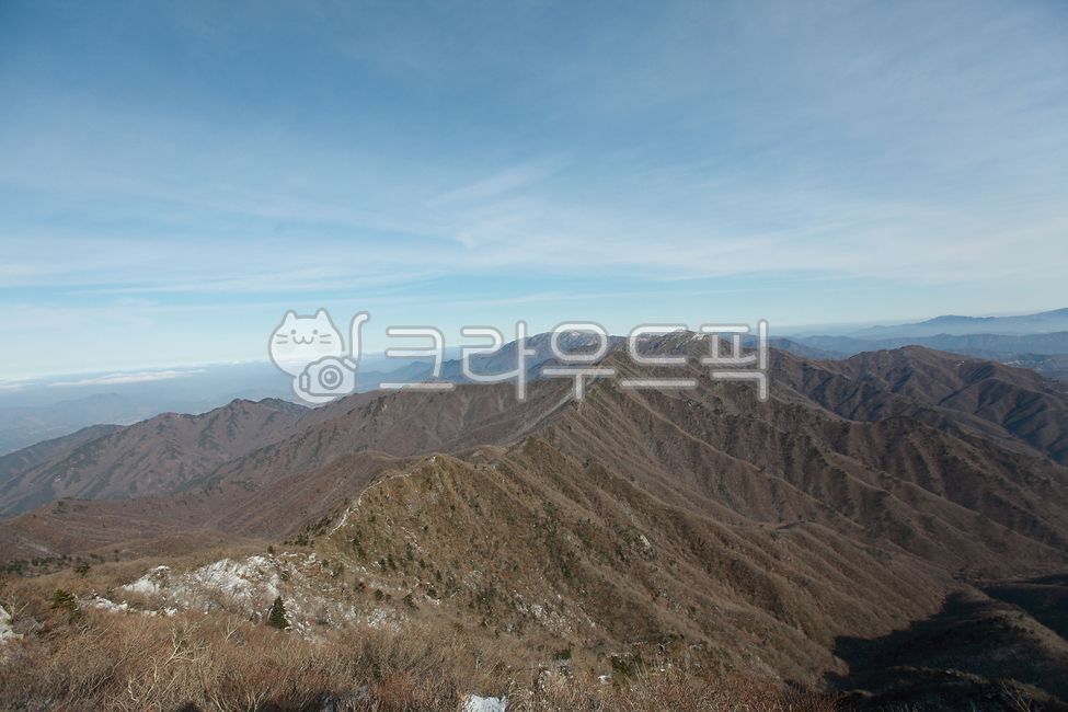 덕유산,겨울풍경,국립공원,자연,옥외,산,겨울,남덕유산,설경,파노라마,산맥,한국자연풍경,한국자연경관,겨울산,12월,배경,하늘,추운,경치,나무,숲,하얀눈,눈,흰눈,황량한,고산,명산,높은산,풍경,뷰,덕유산능선,등산,갈색,쓸쓸한,봉우리,산능선