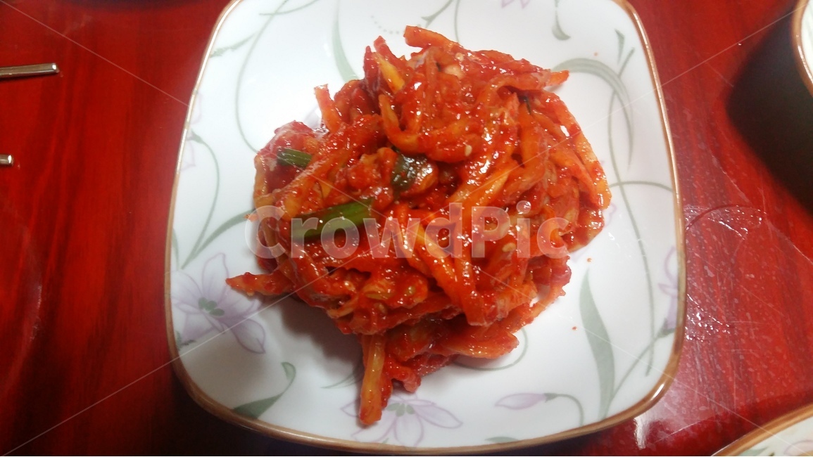 무채김치,김치,한국전통음식,밑반찬,매운음식,입맛살리는음식,음식,식재료,요리,food,cook,meal,dishes,food reserves,채소,야채,vegetables,한식,한국음식,한국요리,korean food,korean dishes,korean meal,korean cook