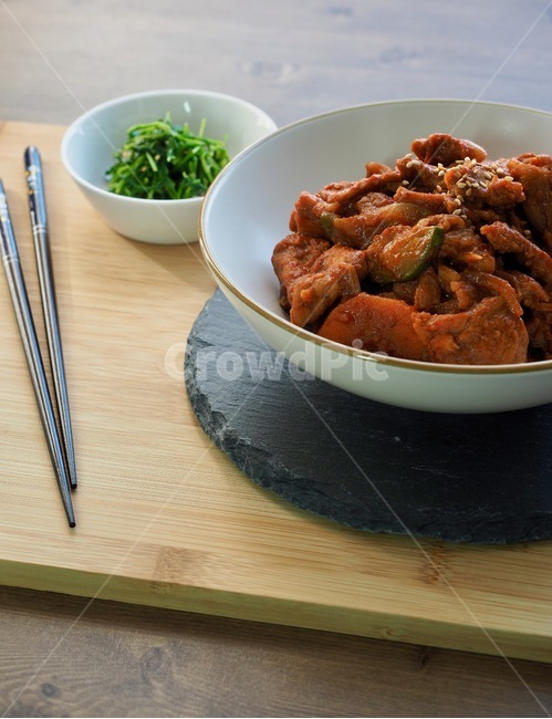 제욱볶음,제육고추장볶음,제육,식품및음료,한국음식,한국문화,동아시아문화,음식과음료산업,건강한식생활,웰빙,문화,산업,아시아,대한민국,접시,스튜디오촬영,손수만든,다이어트,전통,한국,젓가락,돼지고기,돼지고기구이,돼지고기바비큐,채소,음식,볶음,아시아음식,요리,나물,반찬,전통음식,돼지고기고추장볶음,점심식사,매운,매운요리,점심,음식,식재료,요리,food,cook,meal,dishes,food reserves,육류,고기,meat,한식,한국음식,한국요리,korean food,korean dishes,korean meal,korean cook