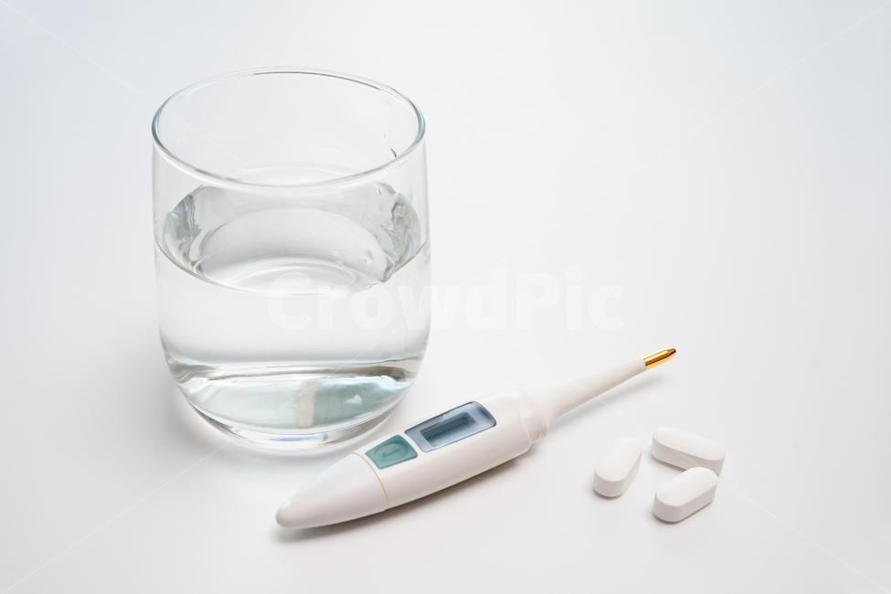 의료,생활,체온계,체온,약,알약,배경,측정,열,고열,해열제,독감,감기,몸살,신종플루,보건,건강,치료,진료,두통약,진통제,처방,흰색,건강검진,의학,감기약,정제,의약품,약품,내복약,메디슨,처방약,온도계,비타민,보충제,치료제,카피스페이스,영양제,건강보조식품,예방,질병,물컵,복용,컨셉,개념,하얀배경,흰색배경,컵,물,음료,생수,의료,의학,병원,medical,hospital,clinic