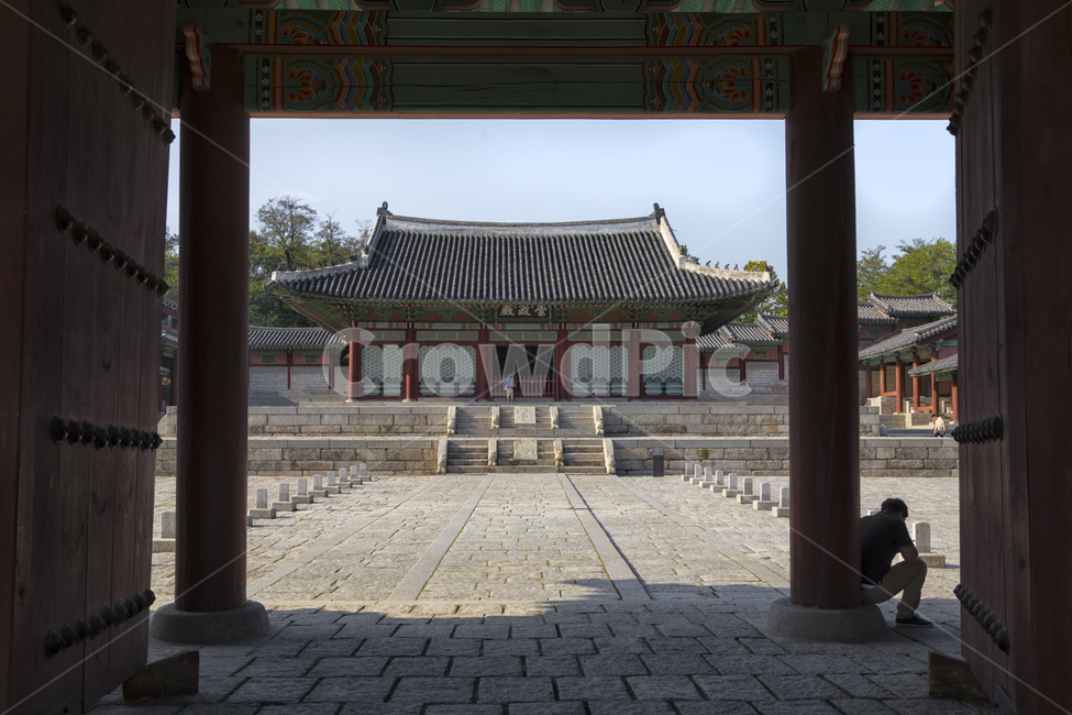 궁,경희궁,가을,건물,옛,한국전통,한국문화,korean traditional,korean culture,랜드마크,landmark,tourist attraction,한국랜드마크,한국관광지,한국명소,korea landmark,korea tourist attraction,사람,인물,인간,human,person,남성,남자,man,male,건축물,건물외관,exterior,building,structure,architecture,construction