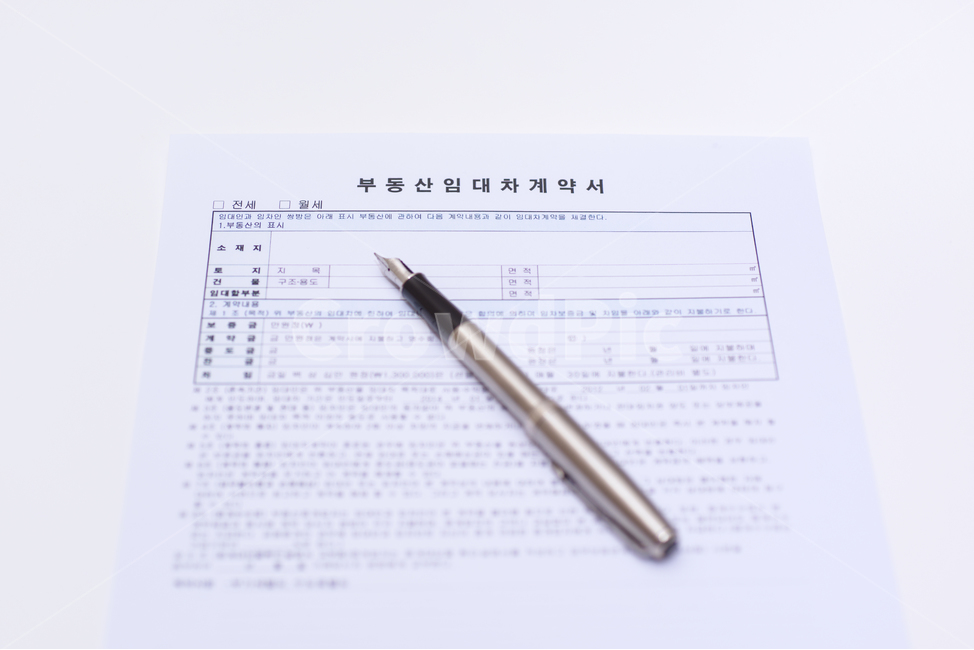 부동산,주택,아파트,전세,월세,매매,임대차,계약서,공인중개사,계약,임대,집,재산,거래,집세,하우스,흥정,작성,서류,비즈니스,체결,볼펜,필기구,내집마련,생활,산업,industry,industrial,비즈니스,사업,business,service,work