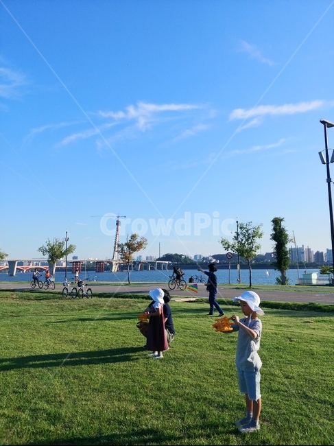 연,연날리기,하늘,잔디,공원,잔디공원,아이들,kids,한국놀이,한국전통,한강공원,난지공원,놀이,sky,그림자,계절,봄,여름,가족,산책,자전거,kite,바람,여유,감성,행복