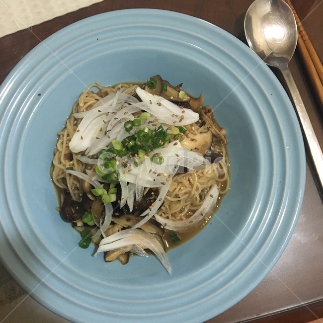 spoon,숟가락,food,음식,noodle,국수,pasta,파스타,간장국수,homecook,파고명,깨고명,요리
