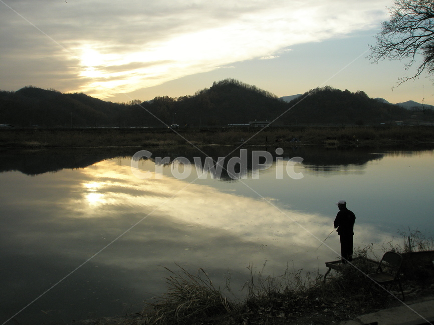 자연풍경,영강,노을,저녁노을,시골풍경,낚시,강,sunset,river,fishing,nature,landscape,korea,mungyong,water,강태공,반영,reflection,경상북도,문경,산,실루엣,하늘,구름,낚시꾼,야외,outdoor,1명,일몰,물,하천,자연,풍경,nature,landscape,사람,인물,인간,human,person,고독함,외로움,쓸쓸함,우울함,슬픔,lonely,solitary,물,outdoors,옥외