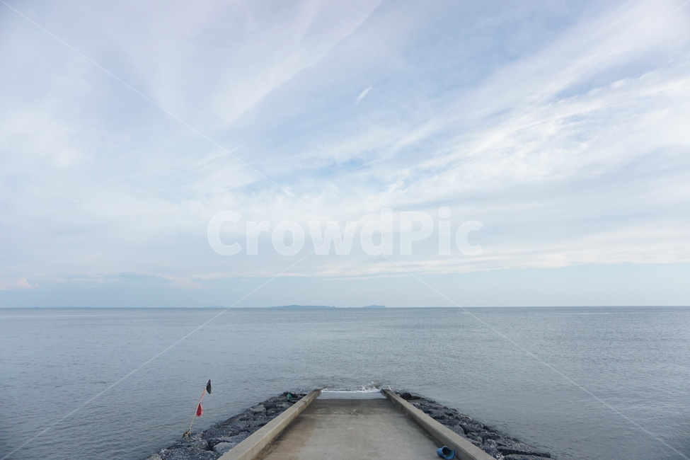 고독,바닷가,하늘,흐린하늘,해안가,부둣가,waterfront,물,흐린,부두,wharf,dock,pier,흐린날씨,수평선,깃발,여름바다