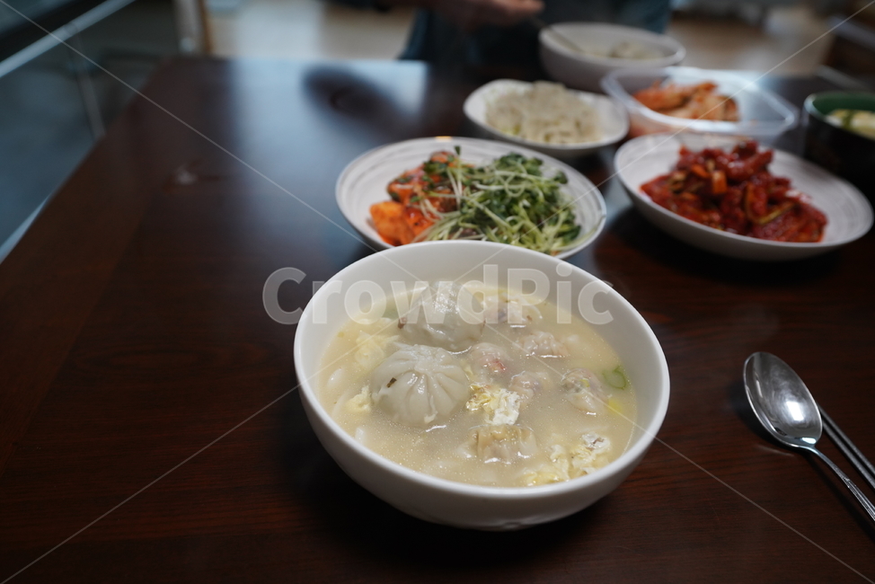 만두국,먹거리,음식,한식,식사,숟가락,국물,야채,채소,요리,meal,spoon,음식,식재료,요리,food,cook,meal,dishes,food reserves,한식,한국음식,한국요리,korean food,korean dishes,korean meal,korean cook