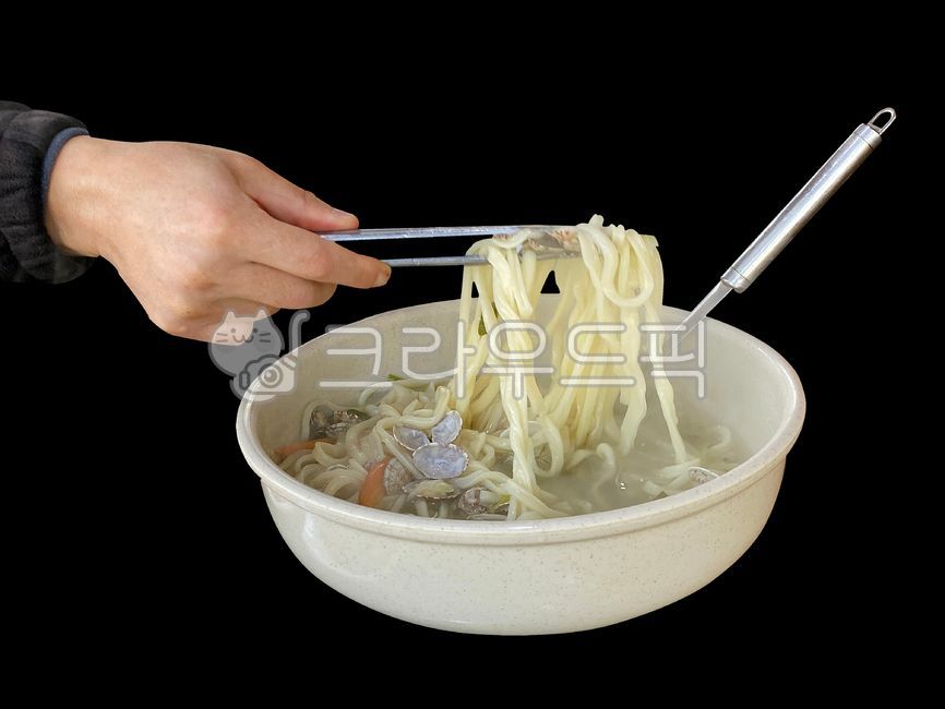 Kalguksu,seafood kalguksu,traditionalfood,delicacy,noodles,clam kalguksu,koreantraditionalfood,clamkalguksu,seafoodkalguksu,background,person,traditional food,bowl,Korean traditional food,kalguksu,ladle,Korean food,tradition,hand,koreanfood,seafood,black 