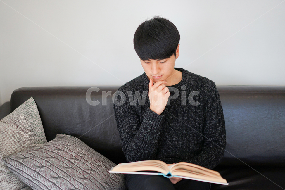 독서,책,남자,남성,쇼파,실내,book,사람,인물,인간,human,person,남성,남자,man,male