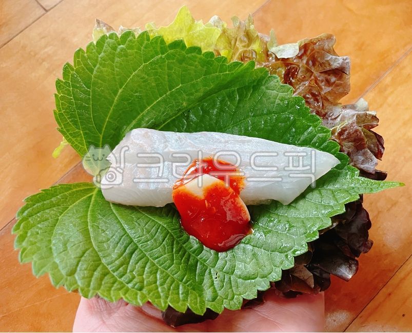 광어회,생선회,생선,광어,회,날음식,사시미,깻잎,상추,쌈채소,쌈,야채,채소,초장,초고추장,생마늘,마늘,슬라이스마늘,음식,요리,식사,food,dish,cook,meal,fish