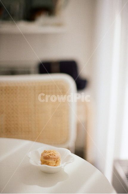 sunshine,cozy,cool,photo,film,sensitive,Emotional photo,film photography,analog,sunlight,warm,cafe,dessert,macaroon,snug,sweet,table