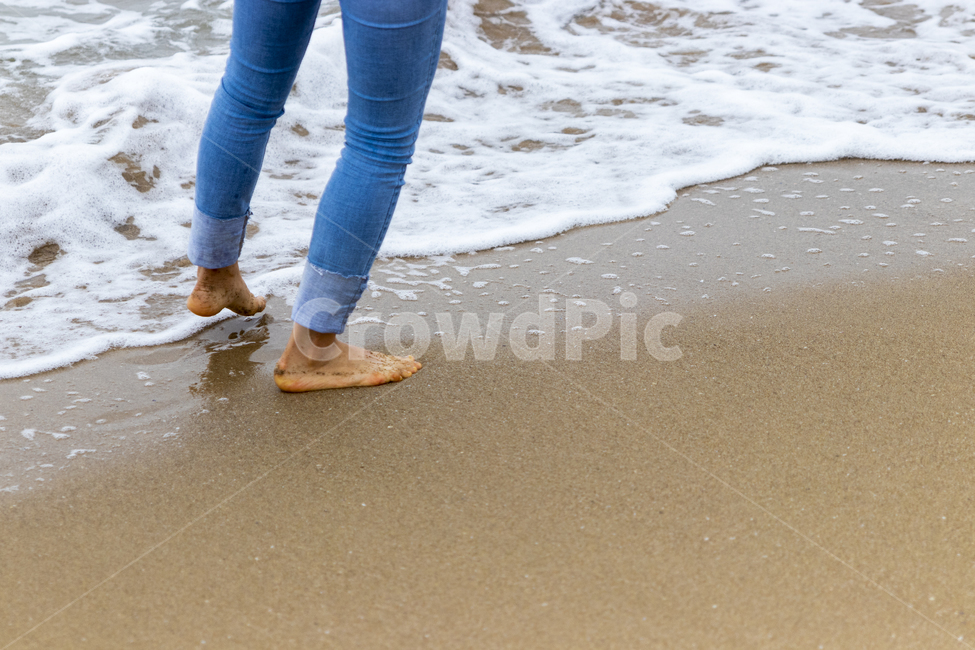 부산,송정,기장군,모래사장,모래해변,모래톱,해변,비치,물가,발밑,다리,발,인물,사람,여자,포트레이트,한국사람,1명,혼자,한명,1인,한사람,20대,야외,실외,낮,맑음,여름,여행,해외여행,국내여행,열대,바캉스,휴가,휴일,해안,바닷가,바다,해변가,자연,즐겁다,기분좋다,맨발,들어가다,신체일부,신체부위,백사장,한국,청바지,시원한,자연,풍경,nature,landscape,해변,바다,beach,sea,사람,인물,인간,human,person,신체일부,몸,body,heel,힐