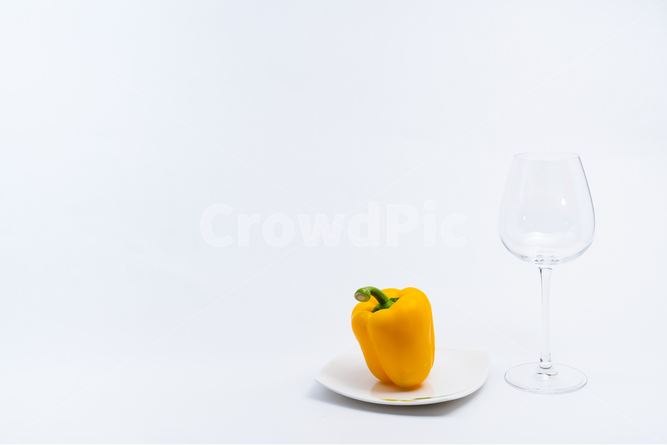 접시,그릇,도자기,와인잔,유리잔,투명한,배경,하얀색,채소,야채,식재료,다이어트,건강한,칼로리,식단,안주,차가운,담백한,딱딱한,쥬스,항산화,정돈된,농사,깨끗한,수분,정물,스튜디오,접사,음식,비타민,반찬,파프리카,노란색,채소,야채,vegetables,사물,물건,오브젝트,thing,object,matter,연출,컨셉,콘셉,direction,concept