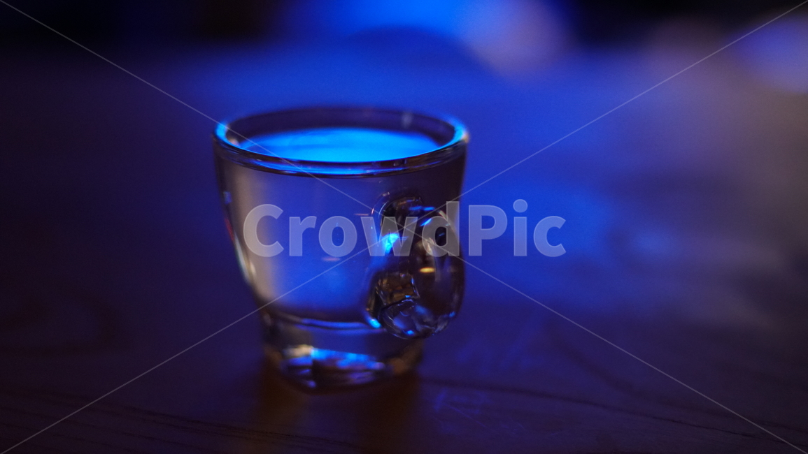 glass,유리,goblet,고블릿,물,물컵,유리컵,water,조명,blue,파란조명,음료,drink