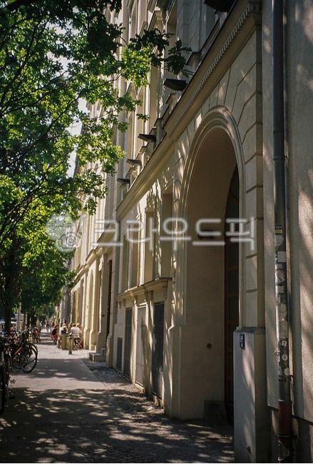 roadside,warmth,Berlin,germany,shade,bright,tourism,Overseas,summer,outdoor,afternoon,street,refreshing,sight,walk