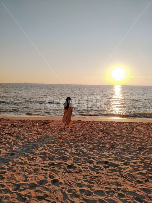 해변,바다,뒷모습,풍경,모래,수평선,해,노을,가을,그림자,여자,해변,바다,beach,sea,여행,휴가,traveling,vacation,trip,고독함,외로움,쓸쓸함,우울함,슬픔,lonely,solitary