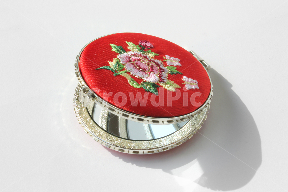 손거울,거울,미니,미니거울,자수,전통,mirror,red,빨강,한국,korea,littlepocketmirror,코스메틱,악세사리,원형,메이크업도구,도구,메이크업,흰배경,열림,open,열린,한국전통,한국문화,korean traditional,korean culture,뷰티,미용,beauty treatment,사물,물건,오브젝트,thing,object,matter,누끼,remove background