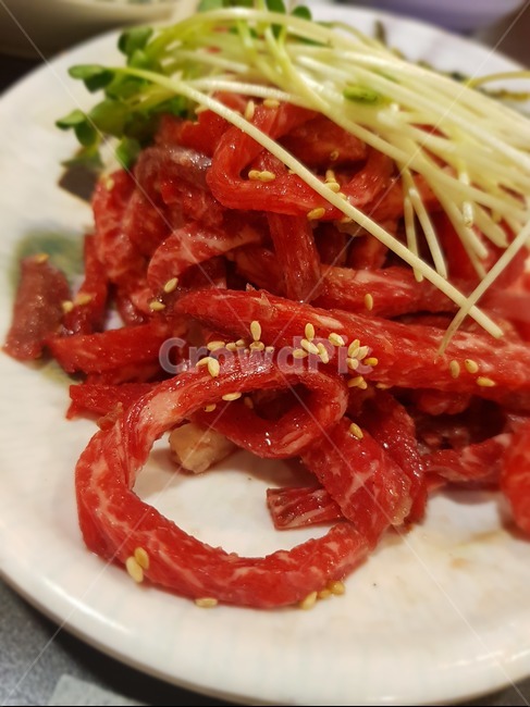 red,sprout,raw,raw meat,beef,Sesame