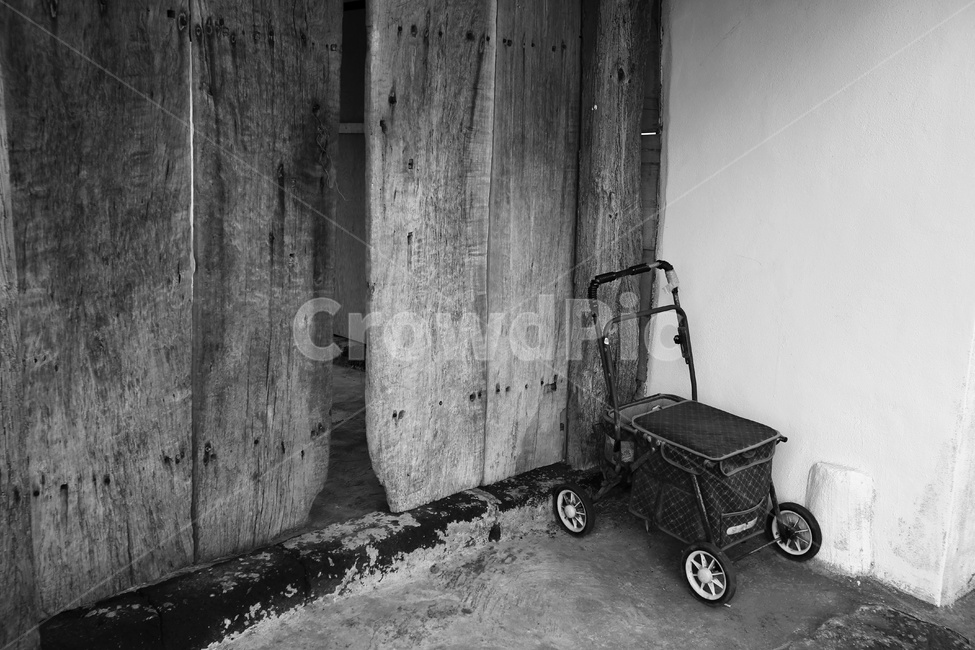유모차,의료기구,대문,보행기구,외출도구,흑백,모노톤,monochrome,black and white,사물,물건,오브젝트,thing,object,matter