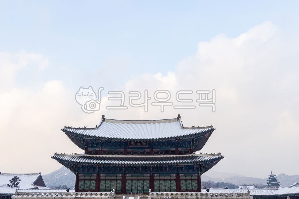 경복궁,조선시대왕궁,눈내린궁,겨울궁궐,근정전,경복궁눈,기와지붕,눈덮힌기와,건물,한국식건물,palace,architecture,building