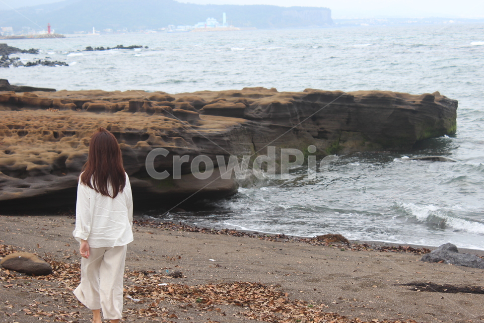 여자,바다,뒷모습,제주도,제주,서귀포,쓸쓸함,고독,제주바다,해변,jejuisland,jeju,인물,사람,인물,인간,human,person,여성,여자,woman,female,lady,여행,휴가,traveling,vacation,trip