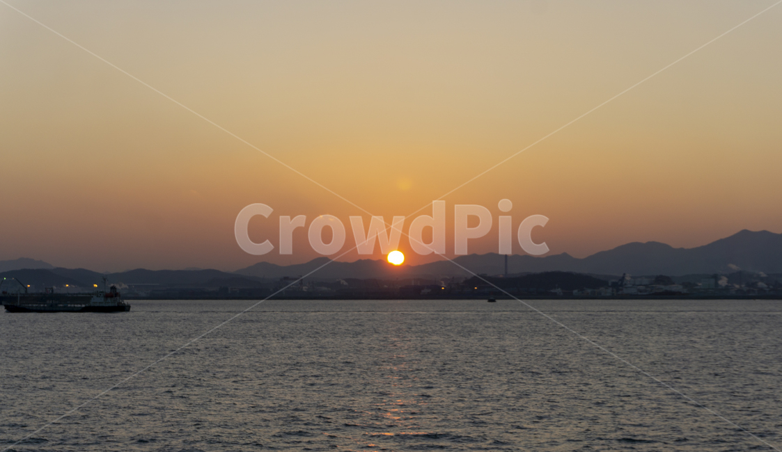 바다,구름,일몰,sunset,sea,clouds,blue,파랑,하늘색,하늘,선박,ship,자연,nature,햇빛,황혼,붉은하늘,새벽,나라
