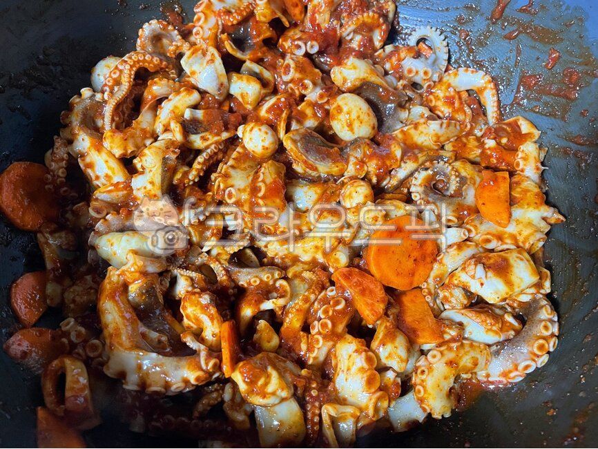 쭈꾸미,알쭈꾸미,제철,제철음식,재워둔쭈꾸미,쭈꾸미양념볶음,양념쭈꾸미,양념,당근,야채,채소,양념한쭈꾸미,쭈꾸미요리,해물,해산물,수산물,음식,요리,식사,식재료,먹방,싱싱한,신선한,한식,매운음식,매운요리,매콤,매콤한,한국음식,한국요리,웍,wok,meal,food,dish,cook,koreanfood,seafood