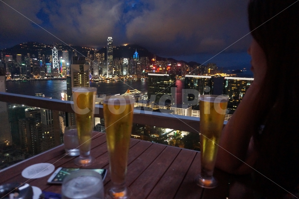 홍콩,여행,야경바,해외,풍경,맥주,야경,도시,풍경,city,landscape,야경,밤,nightscape,night,사람,인물,인간,human,person,여성,여자,woman,female,lady,술,주류,alcohol,glass,유리,beer,drink,음주,beverage,마실 것,알코올,beer glass,맥주 유리