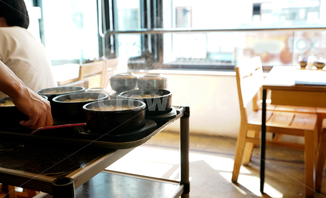 뚝배기,그릇,국물,해장,국,음식,한식,의자,온기,요리,식사,음식,식재료,요리,food,cook,meal,dishes,food reserves,한식,한국음식,한국요리,korean food,korean dishes,korean meal,korean cook