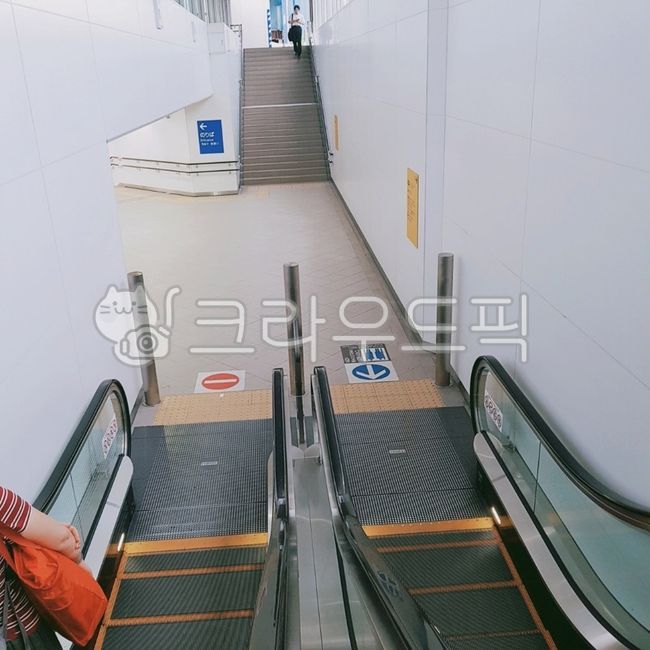 escalator,subway,japan,stairs,In the subway