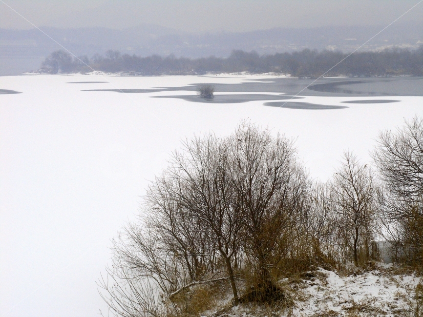 설경,겨울,나무,호숫가,강변,SNOW,ICE,SNS,EBOOK,WINTER,LANDSCAPE,TREE,PLANTS,시안,디자인,디자이너,사보,카다로그,편집,모바일,웹,콘텐츠,마케팅,겨울풍경,풍경,식물,계절,시즌,감성,필,느낌,분위기,백그라운드,BACKGROUND,화이트,하얀색,흰색,WHITE,12월,1월,물가,눈내린날,첫눈,포토에세이,그림같은,시적인,배경,바탕화면,LAKE,RIVERSIDE,수묵화,한국적인,겨울,계절,winter,season,자연,풍경,nature,landscape,한국자연풍경,한국자연경관,korea nature landscape,식물,plants,나무,trees,wood,outdoors,옥외
