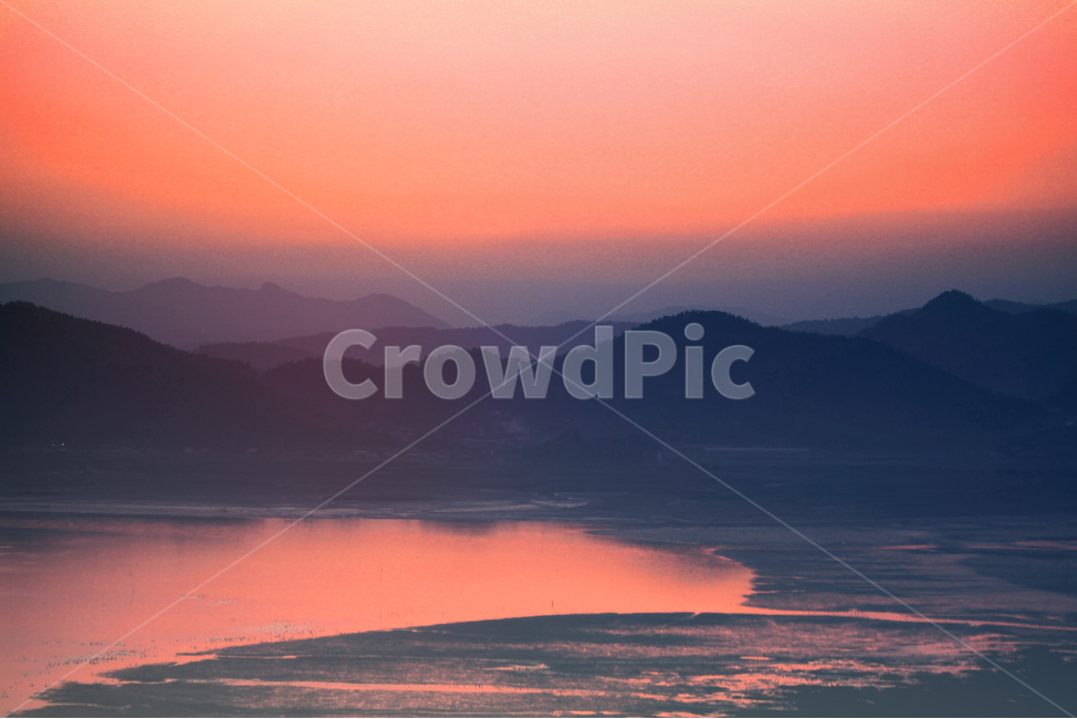자연,풍경,일몰,sunset,landscape,nature,sunfall,태양,해,햇빛,sun,sunlight,light,빛,산,산맥,낙조,만,bay,mountain,하늘,sky,자연,풍경,nature,landscape,해변,바다,beach,sea,색깔,색상,색채,색감,color sense,color sensitivity,feeling of color,outdoors,옥외,dawn,새벽,red sky,붉은 하늘,dusk,황혼