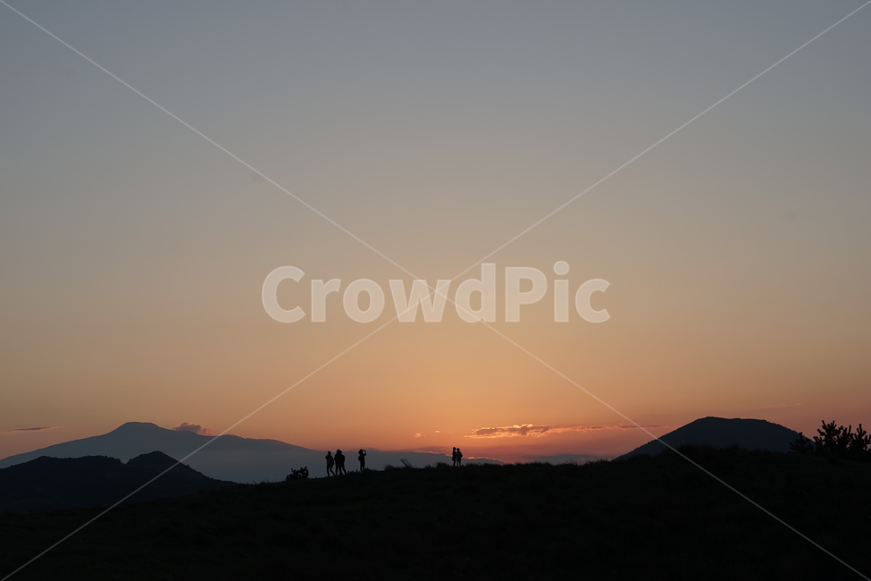 제주도,석양,낙조,노을,용눈이오름,저녁,하늘,자연,풍경,nature,landscape,사람들,대중,군중,other people,crowd,인물실루엣,사람실루엣,character silhouette,human silhouette,여행,휴가,traveling,vacation,trip,outdoors,옥외,red sky,붉은 하늘,dusk,황혼,dawn,새벽,sky,sunset,일몰