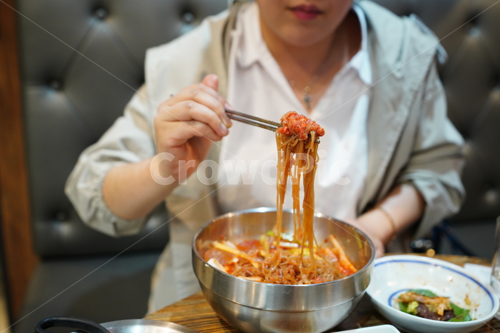 면요리,냉면,먹거리,한식,양푼,젓가락,식사,후식,noodle,human,인간,person,사람,음식,식재료,요리,food,cook,meal,dishes,food reserves,한식,한국음식,한국요리,korean food,korean dishes,korean meal,korean cook