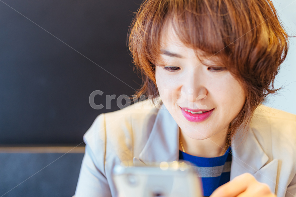 person,사람,human,인간,휴대폰,폰,의복,쟈켓,미소,파마,phone,여성,커리어우먼,직장인,채팅,사람,인물,인간,human,person,여성,여자,woman,female,lady,비즈니스,사업,business,service,work
