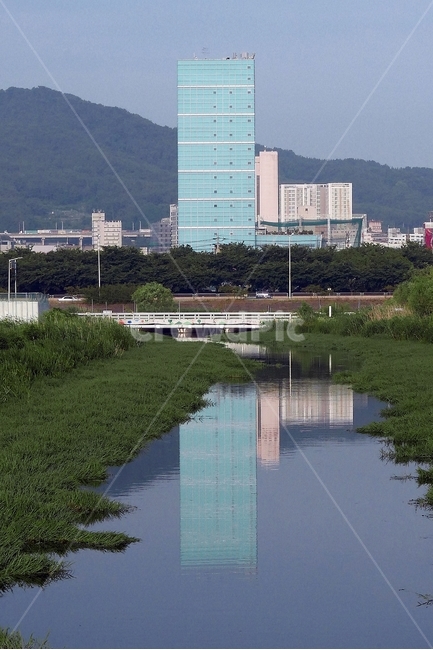 빌딩,반영,호수,풍경,도시,흐릿한,아파트,다리,교량,수로,산,하늘,식물,풀,물,가로등,유리건물,녹색,연두색,베이지색,고층,물결,배경,백그라운드,도시,풍경,city,landscape,한국도시풍경,한국도시경관,korea cityscape,water,outdoors,옥외