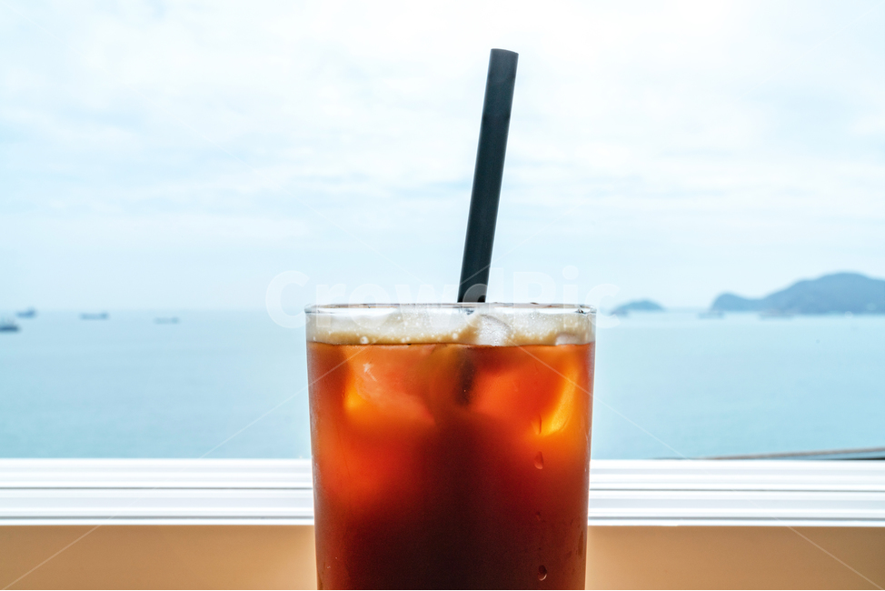 커피,아이스커피,바다,여름,아메리카노,음료,음료수,영도,부산,여행,휴식,햇살,시원함,눈부심,배,여름바다,구름,하늘,푸른,파란,coffee,icecoffee,ocean,sea,summer,americano,beverage,busan,travel,trip,rest,sunshine,cool,shiny,blue,clouds,sky,커피,카페,coffee,cafe