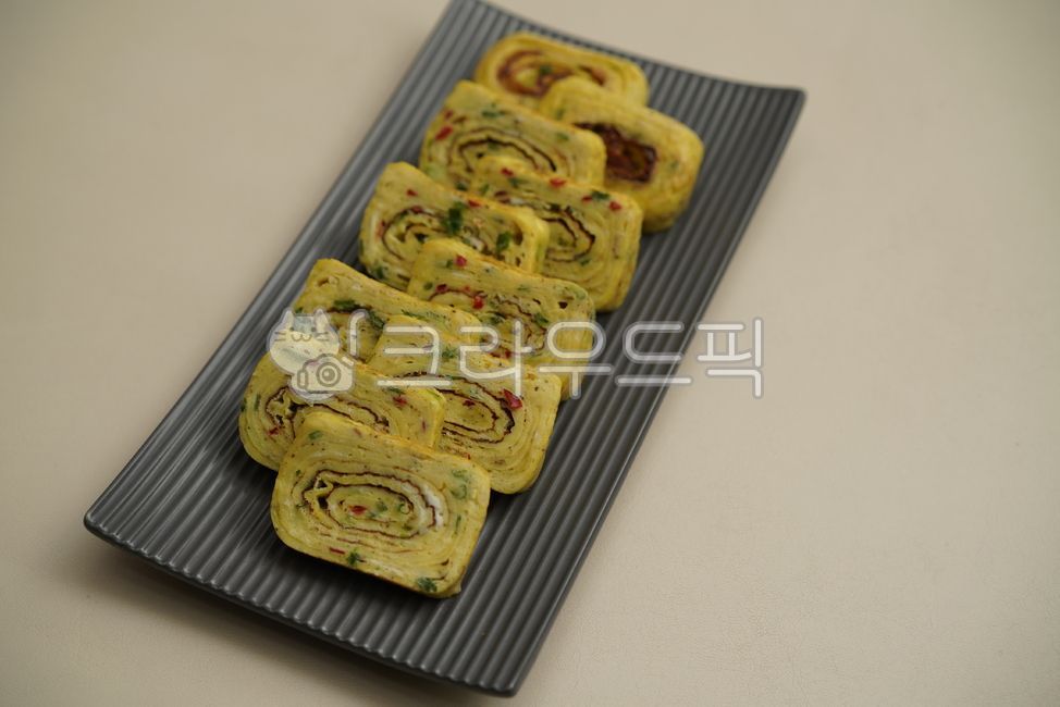 scrambled eggs,scrambled eggs,egg,cooking,side dish,plate,yellow,egg,food,eating,meal