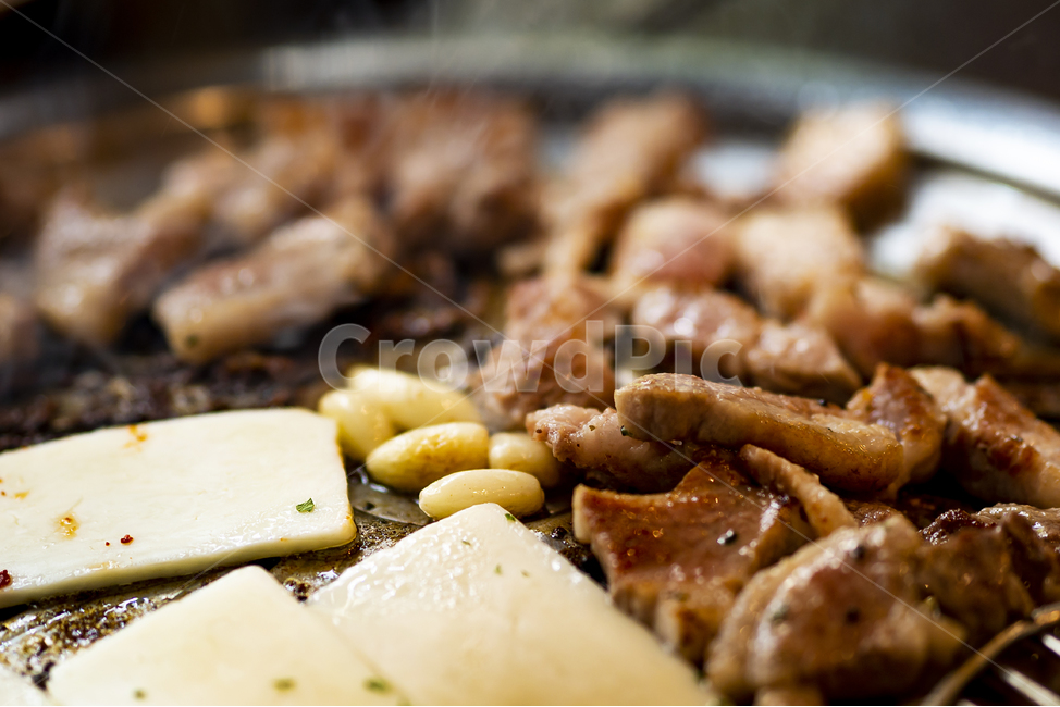 삼겹살,고깃집,고기,바베큐,임실치즈,마늘,맛있는,뜨거운,돼지고기,구워먹는,불판,음식,식재료,요리,food,cook,meal,dishes,food reserves,육류,고기,meat,한식,한국음식,한국요리,korean food,korean dishes,korean meal,korean cook