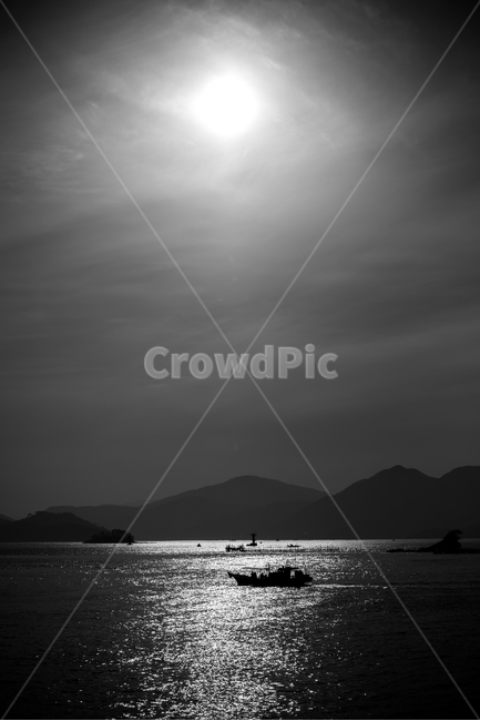 nature,자연,outdoors,옥외,vehicle,watercraft,선박,용기,vessel,교통,transportation,boat,보트,person,사람,human,인간,낚시,어선,바다,흑백,모노톤,monochrome,black and white