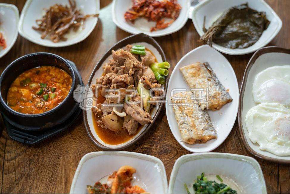 side dish,Stirfried pork,Fried egg,table setting,Cutlassfish,Tofu Stew,Grilled cutlassfish