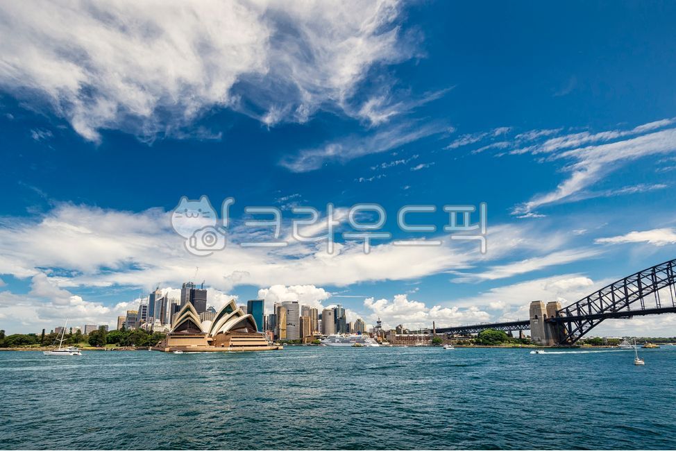 시드니,호주,오페라하우스,도시경관,고층빌딩,비지니스,경제,발전,모던,마천루,건축,경관,경치,오피스빌딩,배,크루즈,여객선,항구,만,랜드마크,관광지,유명장소,구름,파란색,바다,강,나무,city,도시,architecture,건축학,building,건물,cityscape,도시경관,metropolis,중심지,operahouse,오페라극장,water,물,waterfront,워터프론트,하버브릿지,다리,교각,태양,햇빛,사무실건물,officebuilding,운송,transportation,보트,boat,하늘,sky,옥외,outdoors,자연,nature,아치,arch,여름,화창한,날씨